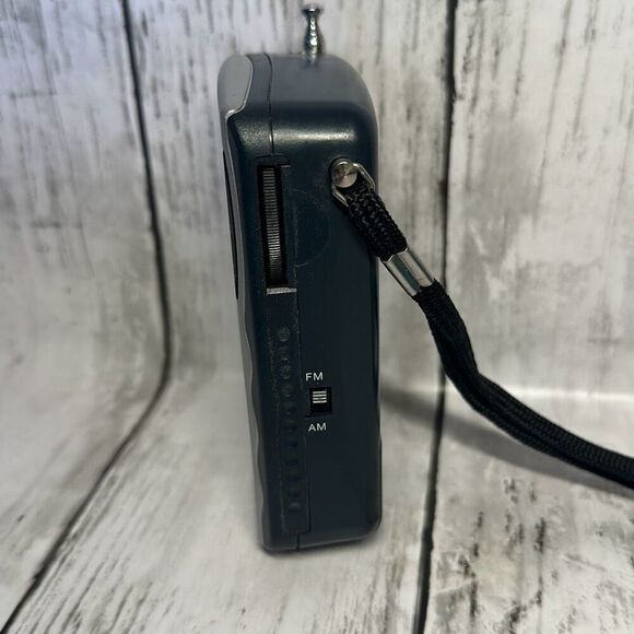 Radio Shack Portable Compact Pocket Radio, Model 12-994 - Picture 5 of 7